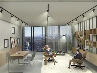 Ambiente moderno de sala de estar com grandes janelas e decoração de madeira.
