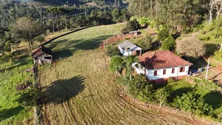 Vista aérea de uma propriedade rural em Lajeado, Brasil, com vegetação densa ao redor.