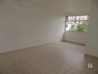 Foto de um ambiente interno com piso de cerâmica e janela.