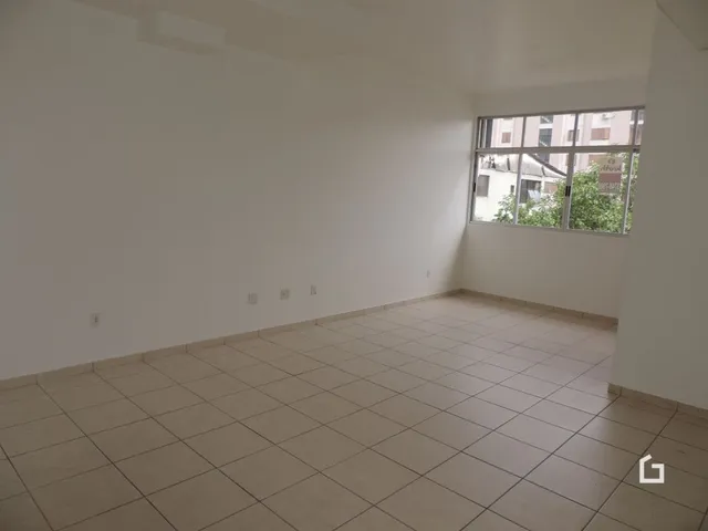 Foto de um ambiente interno com piso de cerâmica e janela.
