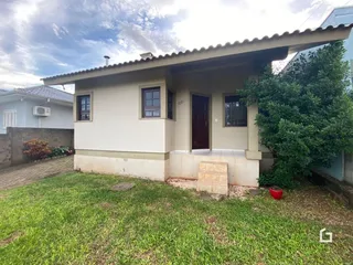 Fachada de uma casa residencial em Lajeado, Brasil, com jardim gramado na frente.