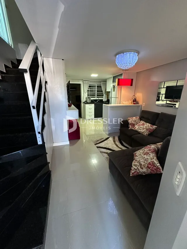 Hall com escadas e área de estar visível na propriedade.