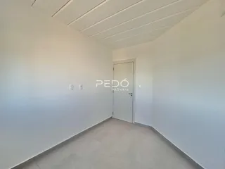 Hall de propriedade com paredes brancas e teto de painéis.