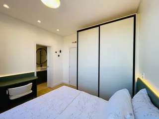 Quarto com cama e parede divisória em um ambiente interno.