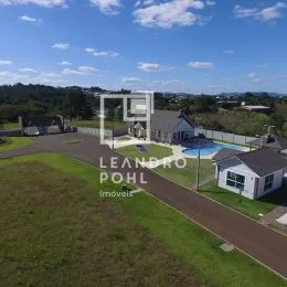 Vista aérea de uma propriedade residencial com área verde ao redor em Lajeado, Brasil.
