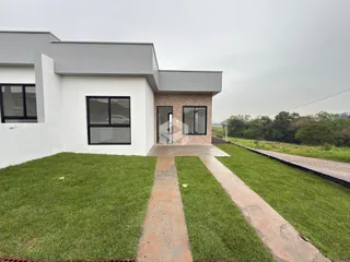 Fachada moderna de uma casa em Lajeado, Brasil, com jardim gramado.