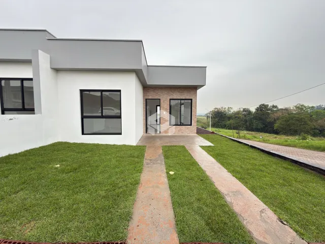 Fachada moderna de uma casa em Lajeado, Brasil, com jardim gramado.