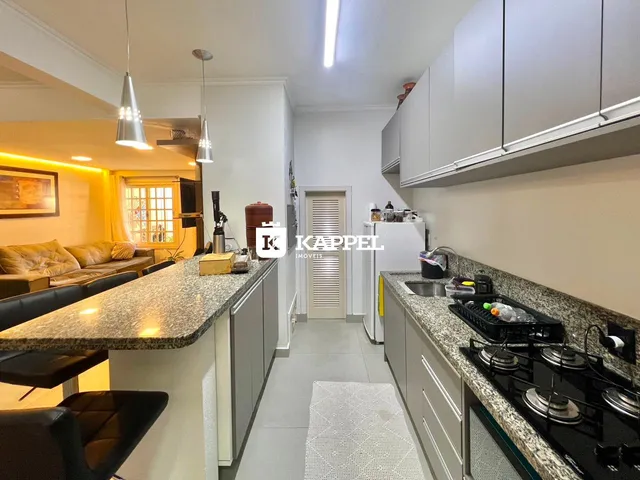 Cozinha moderna com bancada de granito e armários cinza.