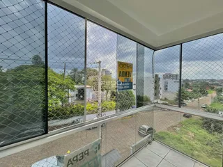Vista externa de uma propriedade em Lajeado, Brasil, através de uma grade de proteção.