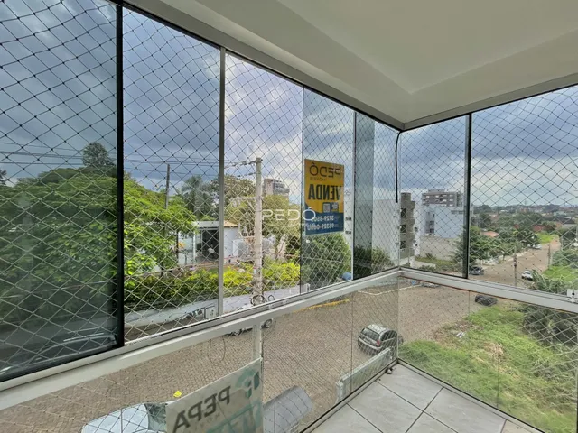Vista externa de uma propriedade em Lajeado, Brasil, através de uma grade de proteção.