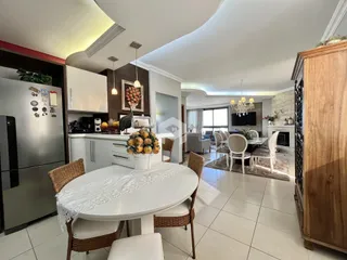 Interior de uma sala de jantar e cozinha em um imóvel no Brasil.