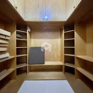 Nicho de armazenamento com prateleiras de madeira em um ambiente interno.