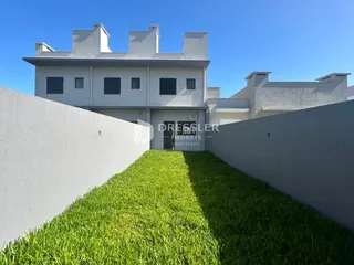 Fachada de uma residência branca em Lajeado, Brasil.