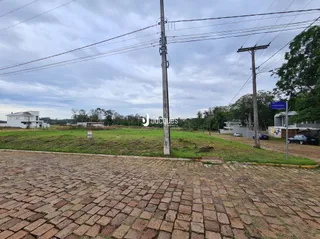 Vista da área externa pavimentada com tijolos no lote.