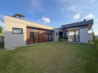 Fachada de uma casa moderna com jardim gramado em Lajeado, Brasil.