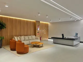 Sala de estar moderna com painel de madeira e mobiliário de destaque.