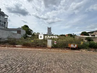 Vista externa da propriedade mostrando uma cerca e área pavimentada.