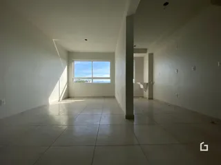 Corredor claro com grande janela em um imóvel.