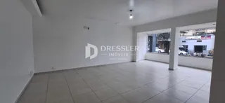 Sala de estar com piso de cerâmica e paredes brancas.