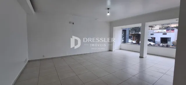 Sala de estar com piso de cerâmica e paredes brancas.