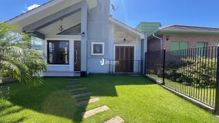 Fachada de uma casa em Lajeado, Brasil, com jardim gramado.