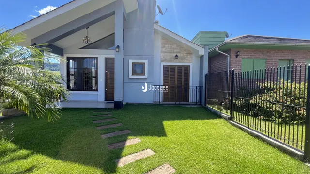 Fachada de uma casa em Lajeado, Brasil, com jardim gramado.