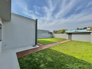Vista externa de uma residência com jardim e muro em Lajeado, Brasil.