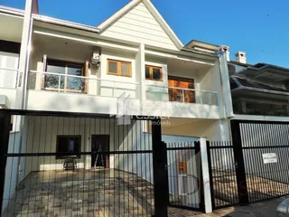 Fachada de uma casa em Lajeado, Brasil, com muro preto.