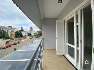 Vista da varanda de um imóvel em Lajeado, Brasil, mostrando a rua e as casas ao fundo.