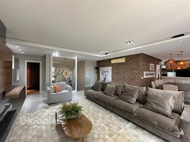 Sala de estar moderna com um grande sofá e piso de cerâmica.