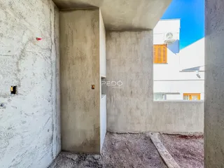 Parede de concreto aparente em um canto de imóvel.