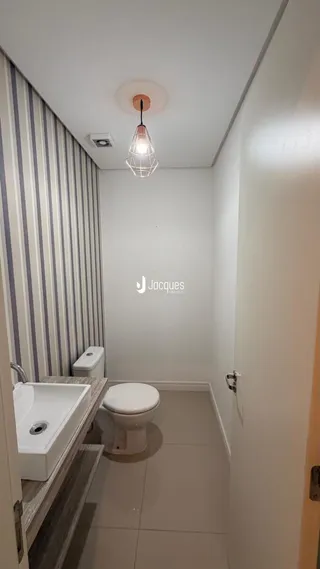 Foto de um banheiro com pia e vaso sanitário.