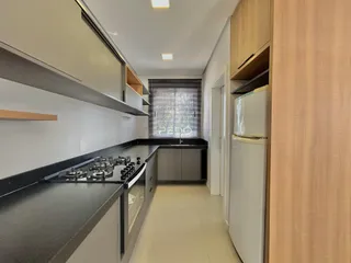 Foto de uma cozinha moderna com armários e eletrodomésticos em um imóvel no Brasil.