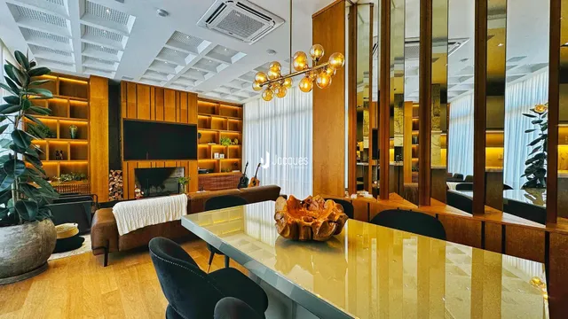 Ambiente interno de uma sala de estar com decoração moderna e painéis de madeira.