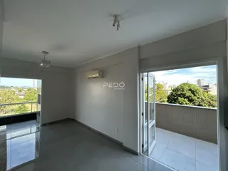 Vista interna de um ambiente com acesso a uma varanda.