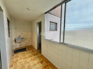 Corredor com piso de cerâmica e janela na lateral da propriedade.