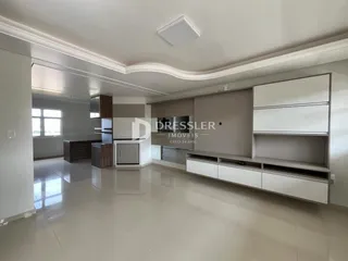 Ambiente interno moderno com piso claro e armários planejados.
