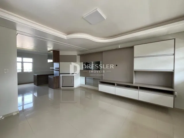 Ambiente interno moderno com piso claro e armários planejados.