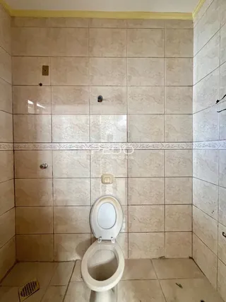 Foto de um banheiro com revestimento de cerâmica nas paredes.