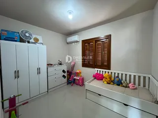Quarto com armários brancos e decoração de brinquedos.