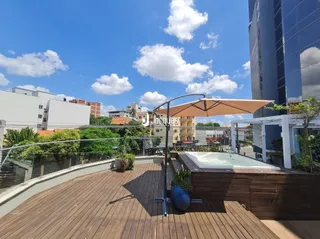 Vista de uma área externa com deck e piscina.