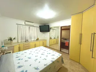 Quarto com cama e janela decorada.
