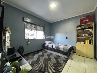 Quarto com janela e armário de madeira na sala.