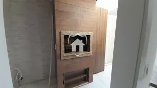 Parede interna com revestimento de madeira e nicho decorativo em um imóvel.