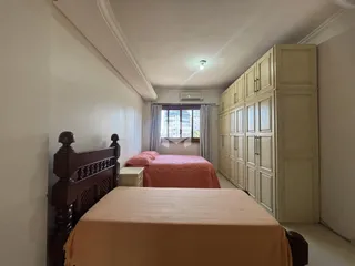 Quarto com cama e armário em um apartamento.