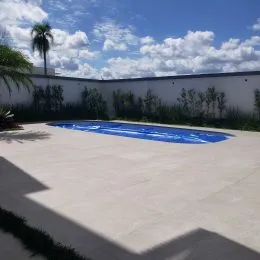 Foto da fachada externa de uma propriedade em Lajeado, Brasil, mostrando uma área pavimentada e vegetação.