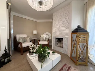 Sala de estar com decoração de madeira e lareira.