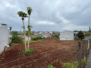 Vista externa de um terreno com cerca e árvores em Lajeado, Brasil.