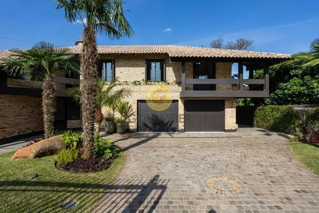 Casa com 4 dormitórios