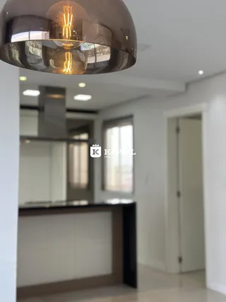 Ambiente interno com iluminação moderna e bancada de cozinha em um imóvel.